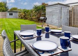 Bright & Modern 4 br House 100 metres from Beach 4