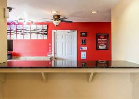 Econo Lodge Pryor 3