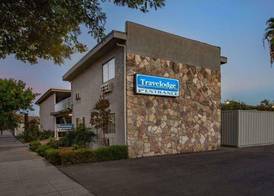 Travelodge By Wyndham Fresno Yosemite Area 2