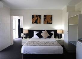 Colonial Palms Motor Inn 5