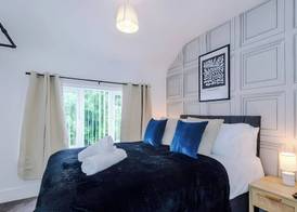 House Sleeps 7 with Garden and Free Parking 3