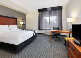 La Quinta by Wyndham Dallas North Central 5
