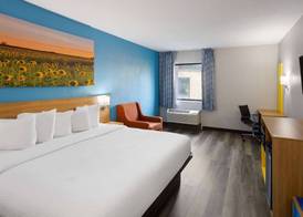 Days Inn & Suites by Wyndham Northwest Indianapolis 4