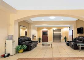 Super 8 by Wyndham Austin/Airport South 4