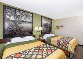 Super 8 by Wyndham Fairmont 4