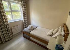 Stunning 3-bed Apartment in Croydon 5