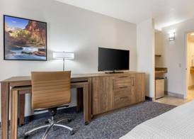 Best Western Plus A Wayfarer's Inn & Suites 5