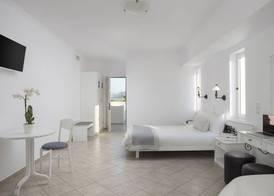 Iris Beach Hotel 4