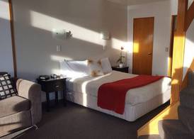 Cascades Lakefront Motel 4