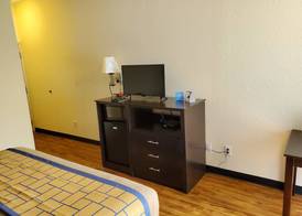 Days Inn by Wyndham Macon I-75 North 3