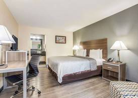 Econo Lodge Coliseum 5