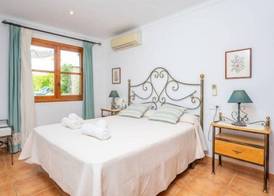 REYNES - Rustic villa with private pool and free Wi-Fi 3