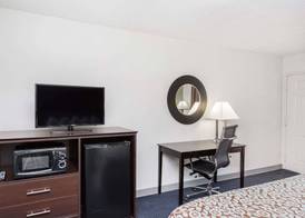 Days Inn by Wyndham Hendersonville 4