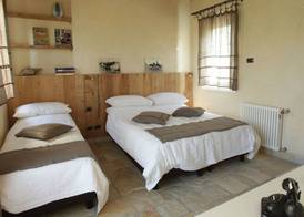 Olimagio Farm Stay with animals, 25m pool, beach at cycling distance 5