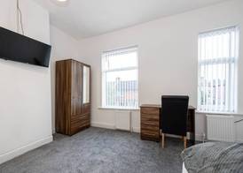 Charming 4-bed Guest House in Salford 3