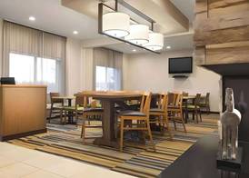 Dubuque Inn and Suites 4