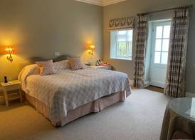 Plumber Manor Hotel 4