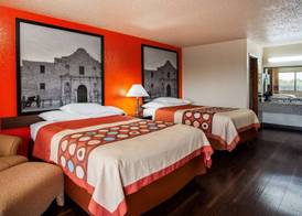 Super 8 by Wyndham Giddings 4