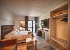 Bella Hotel & Restaurant with private dock for mooring boats 4