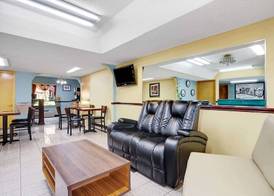 Super 8 by Wyndham Forest Park 2