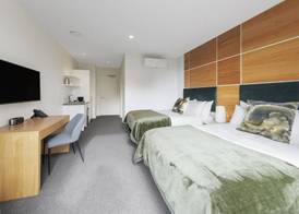 Hidden Lake Hotel & Apartments 4