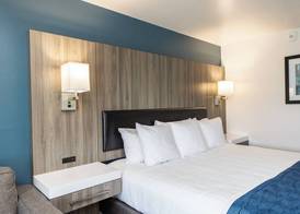 Oyster Bay Inn & Suites 5
