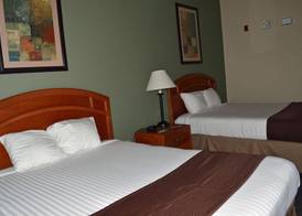 Paola Inn and Suites 4