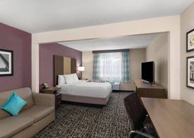 La Quinta Inn & Suites by Wyndham Fayetteville 4