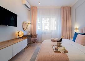 Designer 2-Bedroom Flat with Balcony & Full Amenities Steps from Piata Universitatii 2