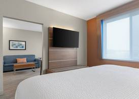 Holiday Inn Express & Suites CORALVILLE by IHG 4