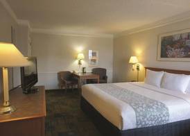 Super 8 by Wyndham Austin South I-35 3