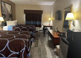 Hotel Piney Woods 3