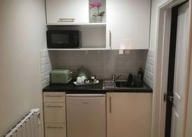 Trumbles Gatwick B&B, Peaceful Stay with Parking & Easy Airport Access 3