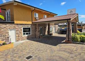 Sahara Courtyard Inn & Suites Osoyoos 3