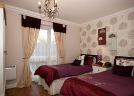 Riverbank View Three Bedroom Apartment with Free Parking 4