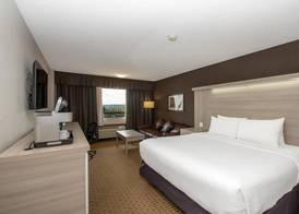 Coast Calgary University Area Hotel by APA 4