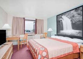 Super 8 by Wyndham Tomah Wisconsin 4