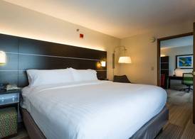 Holiday Inn Express & Suites READING AIRPORT by IHG 2