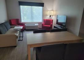Country Inn & Suites by Radisson, Appleton Airport - Fox River Mall Area 4