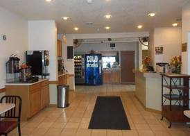 Super 8 by Wyndham Goshen 3