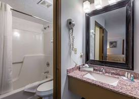 Quality Inn Austintown-Youngstown West 4