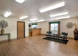 Travelodge by Wyndham Livonia 3