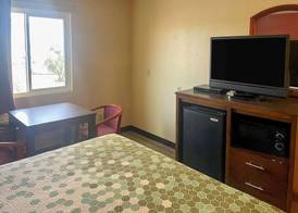 Econo Lodge Inn & Suites Corning Travel Center 4