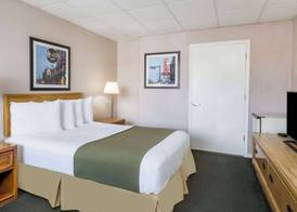 Days Inn by Wyndham Bedford 5