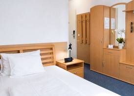 Hotel Donaustadt Kagran - at Metro U1 5