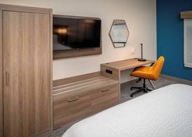 Holiday Inn Express & Suites FAIRMONT by IHG 5