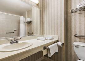 DAYS INN TORONTO EAST LAKEVIEW 2