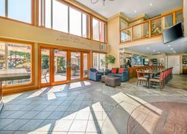 Econo Lodge Inn & Suites 4
