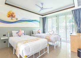 Mermaid Beach Resort - 100m to Beach, Saltwater Pool & BeerGarden 5