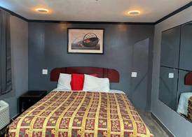 Broadway Inn Motel 4